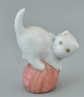 Herendi porcelán labdás macska figura. Kézzel festett, jelzett, lepattanással. 5,5 cm