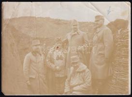 cca 1914-1918 Katonák lövészárokban, közte Pteer von Hoffmann gyalogsági tábornok, hadtestparancsnok, fotó, felületén törésnyomok, hátoldalon feliratozva, sarkán kis hiány, 12,5×17,5 cm
