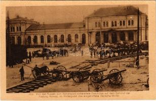 Kaunas, Von den Russen zum Abtransport vorbereitete Geschütze auf dem Bahnhof der Festung Kowno, im Hintergrung das eingetroffene deutsche Militär / WWI German military arriving in front of the railway station, Russian cannons / Első világháborús német katonák megérkeznek a vasútllomáshoz, orosz ágyúk