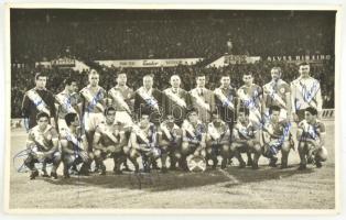 1961 S. L. Benfica 1961-es bajnok csapatának fotója, rajta Guttmann Bélával, a csapat magyar származású edzőjével is. A csapattatok egy részének aláírásával, közte: José Neto, Germano de Figueiredo, António da Silva Mendes, Joaquim Santana, Manuel Pinto, José Águas, Costa Pereira és mások, összesen 17 aláírással, a hátoldalon pecséttel jelzett, és feliratozott, 8x13 cm /  1961 S. L Benfica, the champion of the portugal Primeira Divisao, with manager Béla Guttmann on the photo, with 17 pieces of autograph signature on the photo, with José Neto, Germano de Figueiredo, António da Silva Mendes, Joaquim Santana, Manuel Pinto, José Águas, Costa Pereira and others, with stamp and notice on the back, 8x13 cm