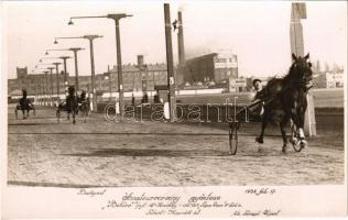 1938 Budapest, Amateurverseny győztese: Betörő hajt: Dr. Vecseklőy, háttérben az Emerge Cordatic Palma Okma gumigyár. Foto Faragó, photo