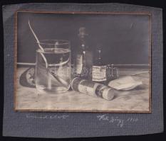 1930 Rátz György: Csendélet, papírra ragasztott fotó, felületén törésnyom, 11×15 cm