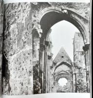 Móser Zoltán: Zsámbék, avagy a múlandóság dicsérete. Bp., 2001, Kairosz. 90 p. Gazdag képanyaggal il...