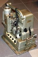 Régi idők 16mm-es filmvetítője trafóval illetve hozzá mellékelt 8 db játék és egyéb tekercs 35mm illetve 16mm-es filmszalaggal