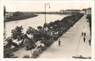 1940 Ungvár, Uzshorod, Uzhhorod, Uzhorod; Ung-parti részlet, kerékpár / Uzh riverside, bicycle