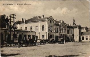 1906 Szolnok, Vasútállomás, lovashintók, létra a villanyoszlopnál. Róth Dezső (Rb)