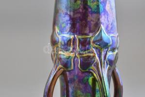 Zsolnay szecessziós díszváza.
Fehércserép. Felületén selyem és magas fényű, magas tüzű labradormázz...