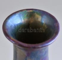 Zsolnay szecessziós díszváza.
Fehércserép. Felületén selyem és magas fényű, magas tüzű labradormázz...