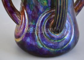 Zsolnay szecessziós díszváza.
Fehércserép. Felületén selyem és magas fényű, magas tüzű labradormázz...