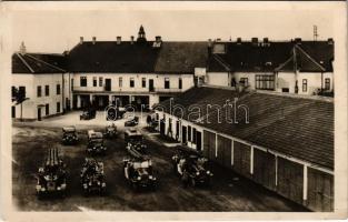 Győr, Tűzoltólaktanya udvara szekerekkel, tűzoltókocsik. Glück József fényképész felvétele 596. (EK)