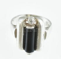 Ezüst (Ag) gyűrű fekete onyxxal. Jelzett, 4,48 g m: 51