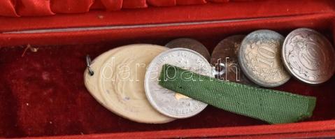 Adler J. Ékszerész arany- és ezüstműves Dorottya utca doboza, benne két medállal és néhány pénzérmév...