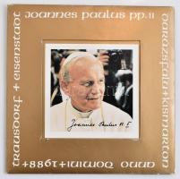 1988 Kismarton-Darázsfalu, II. János Pál pápa látogatásának alkalmából kiadott, hajtogatható mozaikkép, jó állapotban, eredeti csomagolásában, 8,5x8,5 cm