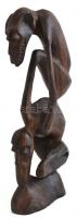 Afrikai makonde ébenfa szobor. 1970 körül. m: 32 cm. A makonde művészet elnevezés kelet-afrikai szobrokat jelöl, amelyeket a Ruvuma folyó által elválasztott Észak-Mozambik és Dél-Tanzánia északi részén élő makonde néphez tartozó kézművesek készítettek.  A makonde művészet különböző stílusokra osztható. Hagyományosan a makondék világi háztartási tárgyakat, rituális figurákat és maszkokat faragtak. 1930 után portugál gyarmatosítók és más misszionáriusok érkeztek az észak-mozambiki Mueda-fennsíkra. Nagy érdeklődést és rajongást mutattak a makonde fafaragások iránt, és elkezdtek különböző darabokat rendelni. A makonde szobrászok, miután észrevették ezt az érdeklődést, úgy döntöttek, hogy a korábban használt puha és nem tartós fa helyett ébenfa és pau-rosa fából faragják az új darabokat. Ez az első kapcsolatfelvétel a nyugati kultúrával tekinthető a klasszikus európai stílus első bevezetésének a hagyományos makonde-i stílusba.