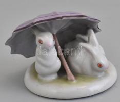 Drasche porcelán esernyős nyuszipár, kézzel festett, jelzett, kis lepattanás, d: 5,5 cm