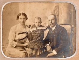cca 1900-1910 Család kisgyerekkel, vintage fotó korabeli szecessziós paszpartuban, foltos, 14,5x19,5 cm