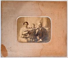 cca 1900-1910 Család kisgyerekkel, vintage fotó korabeli szecessziós paszpartuban, foltos, 14,5x19,5...