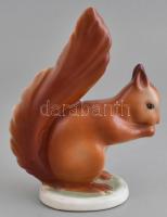 Hollóházi porcelán mókus, kézzel festett, jelzett, kis kopásnyomokkal, m: 13,5 cm