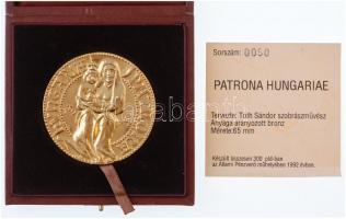 Tóth Sándor (1933-) 1992. "Hungariae Patrona" aranyozott Br emlékérem, eredeti tokban, sor...