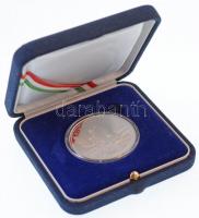 Kósa István (1953-) DN "A Magyar Köztársaság Elnökétől / Hősök tere" Ag emlékérem, bársony...