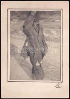 cca 1930-1940 Koldus szakadt ruhában, kalapban, képeslapra ragasztott fotó, 10,5x7,5 cm