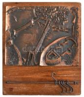 Iparművész kulcstartó, Budapestet mintázó réz plasztikával, fa táblán, jelzés nélkül, 20x17 cm