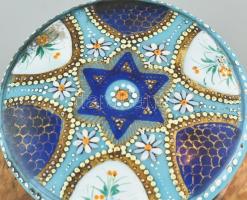 Keleti zománc fedelű bonbonniere. Fa, zománcozott tetővel, kissé sérült. d: 10 cm