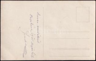 1915 Papháza, tiszt portréja vöröskeresztes szekerekkel a háttérben, 8x13 cm