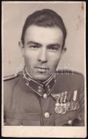 1944 Pataki Miklós főhadnagy fotója, számos kitüntetéssel, 1944 őszén agyonlőtték Nagykanizsán, fotólap, Zenta, Erzsébet fotószalon, kis folttal, kis kopásnyomokkal, 13x8 cm