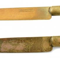 3-3 db porcelán nyelű kés és villa réz pengével, egyik sérült és javított, többi kopásnyomokkal, kis...