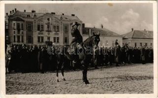 1938 Léva, Levice; bevonulás, Foto Nagy Artur fényképész reklám a háztetőn. S.L. felvétele / entry of the Hungarian troops (EK)