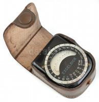 cca 1937 Excelsior német gyártmányú fényerősség-mérő (luxmérő), bakelit, fém és üveg, kis kopással, eredeti bőr tokjában / Vintage German light meter (lux meter) in original leather case, with slight wear, 7,5x6x3 cm