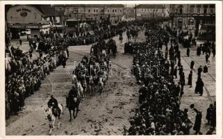 1938 Kassa, Kosice; bevonulás, Bio radio, Chlorodont, Polio, gyógyszertár / entry of the Hungarian troops, shops, pharmacy