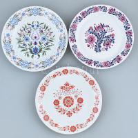 3 db Alföldi porcelán tányér népies virágmintával, matricás, jelzett, minimális kopással, d: 24 cm