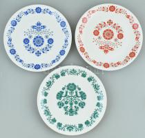 3 db Alföldi porcelán tányér népies virágmintával, matricás, jelzett, minimális kopással, d: 24 cm