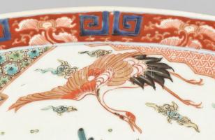 Imari tál porcelán, öblében máz alatti kékkel, máz felett vörössel és arannyal festett virág és fook...