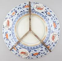 Imari tál porcelán, öblében máz alatti kékkel, máz felett vörössel és arannyal festett virág és fook...