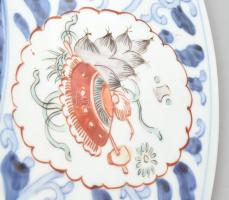 Imari tál porcelán, öblében máz alatti kékkel, máz felett vörössel és arannyal festett virág és fook...