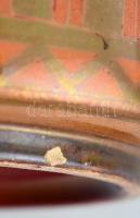 Zsolnay váza - a Tutanhamon sorozatból, Fehércserép. Az alapmázon többrétegű, színes eozinmázakkal f...