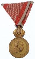 1916. Bronz Katonai Érdemérem a katonai érdemkereszt szalagján aranyozott Br kitüntetés mellszalagon, eredeti, kissé kopott BREITNER TESTVÉREK BUDAPEST HOLLÓ UTCZA 2 gyártói tokban T:1- Hungary 1916. Bronze Military Merit Medal on a war ribbon (Signum Laudis) gold plated Br decoration with ribbon, in original, slightly worn BREITNER TESTVÉREK BUDAPEST HOLLÓ UTCZA 2 makers case C:AU NMK 245.