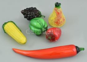6 db gyümölcs- és zöldség formájú üvegdísz, formába öntött, anyagában színezett, néhány kisebb sérüléssel, hibával, h: 6,5 cm - 20 cm