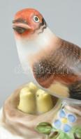 Herendi fiókáit etető madár porcelán figura. Kézzel festett, jelzett, sérült, 11x8,5x6 cm
