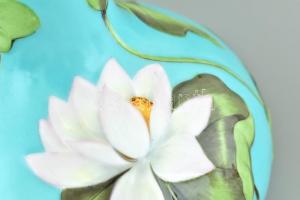 Herend kézzel festett szecessziós porcelán váza domborműves tavirózsákkal és pillangókkal. Jelzett: ...