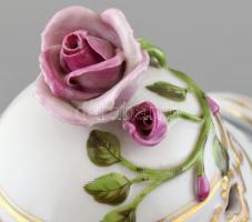 Herendi fedeles díszváza, feltehetően Lázár István festése. Kézzel festett porcelán. Jelzett, apró l...