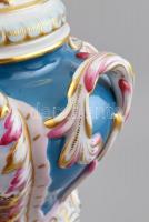 Herendi fedeles díszváza, feltehetően Lázár István festése. Kézzel festett porcelán. Jelzett, apró l...