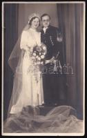 1939 Sopron, ifjú házaspár esküvői fotója, a vőlegény bányász díszegyenruhában, karddal, Lobenwein H. fényképész felvétele, hátoldalán feliratozott fotólap, 13,5x8,5 cm