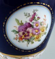 Königliche Porzellan Manufaktur fedeles díszváza. Korának megfelelő állapotban. Apró kopásokkal. Kéz...