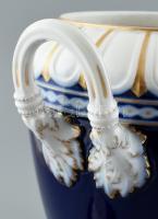 Königliche Porzellan Manufaktur fedeles díszváza. Korának megfelelő állapotban. Apró kopásokkal. Kéz...