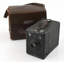 cca 1936 Kodak Box 620 fényképezőgép, bőr tokban, kopásnyomokkal, 12x10x7,5 cm