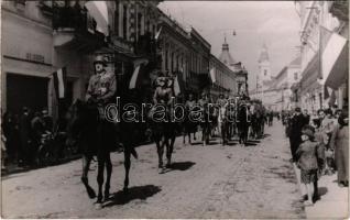 1940 Szatmárnémeti, Satu Mare; bevonulás, katonák, Bleier üzlete / entry of the Hungarian troops, shop. photo + 1940 Szatmárnémeti visszatért So. Stpl